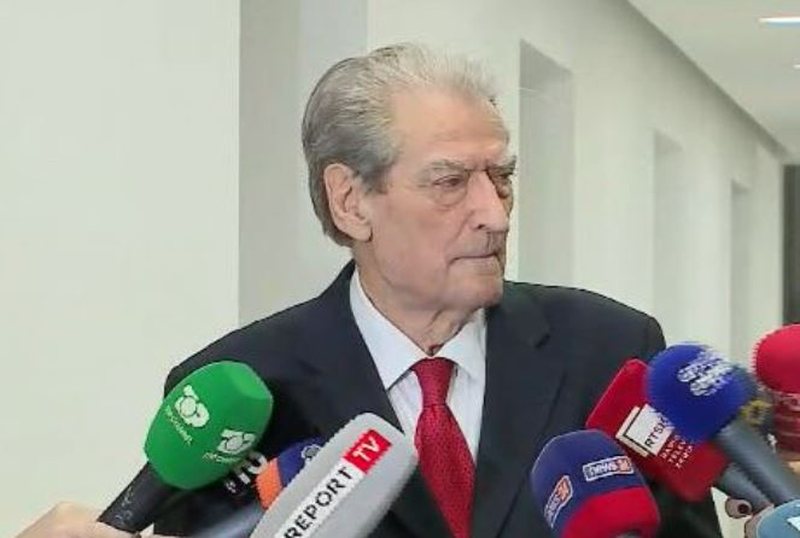 Disfata në zgjedhjet e 5 bashkive, humor nga shoku Berisha: Nuk humbëm, se nuk morëm pjesë fare! Nuk dolëm me kandidatët tanë, se do na vidhnin Disfata në zgjedhjet e 5 bashkive, humor nga shoku Berisha: Nuk humbëm, se nuk morëm pjesë fare! Nuk dolëm me kandidatët tanë, se do na vidhnin