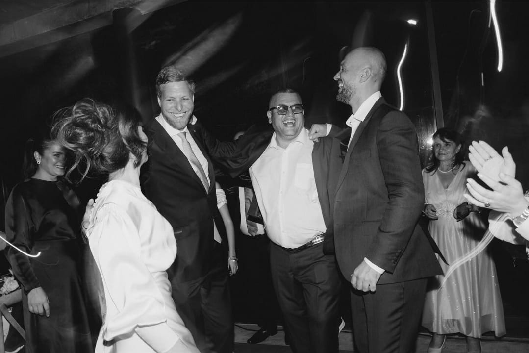 A janë gati vajzat shqiptare për një Princ? Gjuetaret e ‘mbretit’ apo pasurisë? Leka II njihet me baxhanakët shoferë dhe disa pikëpyetje pas fejesës së Lartmadhërisë nga Burgajeti me Princeshën nga Therepeli i Skraparit A janë gati vajzat shqiptare për një Princ? Gjuetaret e ‘mbretit’ apo pasurisë? Leka II njihet me baxhanakët shoferë dhe disa pikëpyetje pas fejesës së Lartmadhërisë nga Burgajeti me Princeshën nga Therepeli i Skraparit