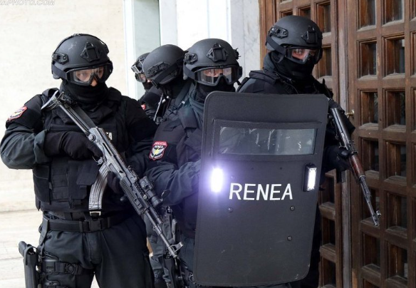 Policia shkon të arrestojë shumë të kërkuarin Aldo Avdyli, por troket te dera e ministrit… Policia shkon të arrestojë shumë të kërkuarin Aldo Avdyli, por troket te dera e ministrit…