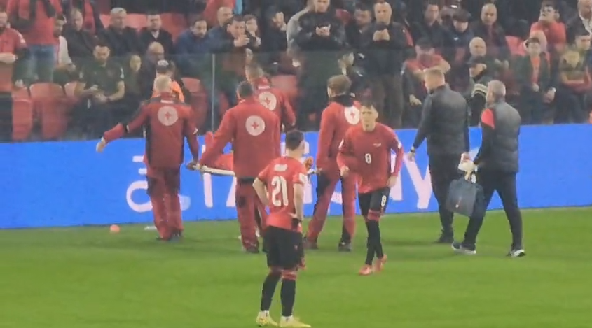 VIDEO/ Sfida me Anglinë, Broja dëmtohet rëndë dhe del me barrelë nga fusha VIDEO/ Sfida me Anglinë, Broja dëmtohet rëndë dhe del me barrelë nga fusha