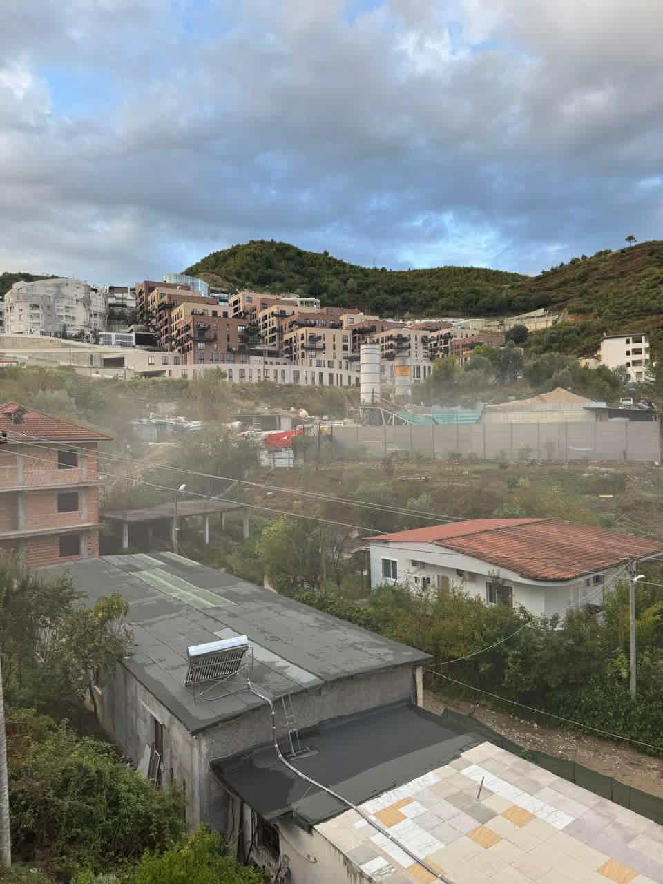 Tymi dhe gazrat e nyjes së betonit të Gentian Sulës mes pallateve një krim me leje ndaj qytetarëve të zonës Tymi dhe gazrat e nyjes së betonit të Gentian Sulës mes pallateve një krim me leje ndaj qytetarëve të zonës