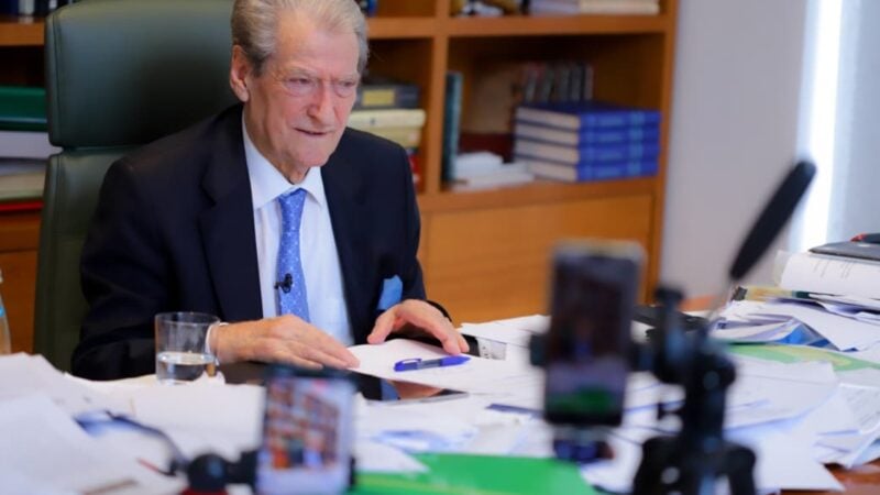 Të hënën protesta e opozitës, Berisha zbulon planin: Do hapim foltoren parlamentare qytetare para kryeministrisë, një herë në javë do të… Të hënën protesta e opozitës, Berisha zbulon planin: Do hapim foltoren parlamentare qytetare para kryeministrisë, një herë në javë do të…