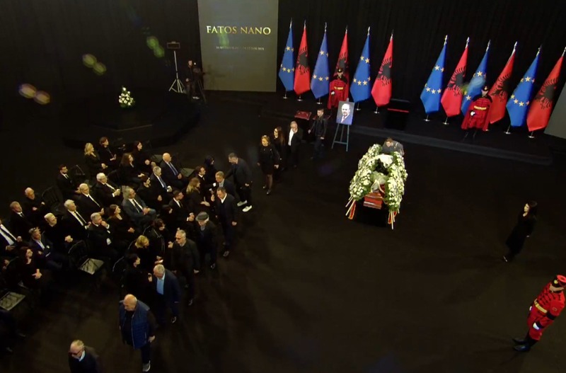 Me topa, me lule, me lot… Ish-kryeministri prehet në varrezat e Sharrës