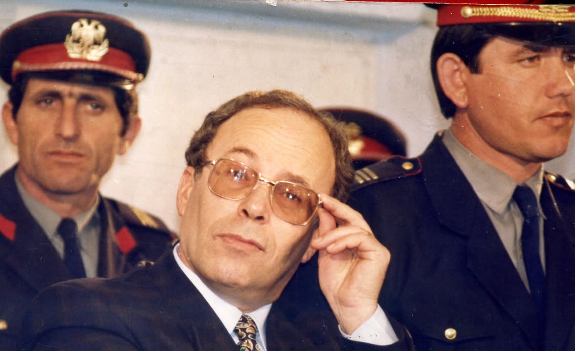 Si e futi Berisha në burg Fatos Nanon? Ja “ushtarët një përdorimsha” nga Blerim Çela tek Alush Dragoshi që kryen misionin e burgosjes