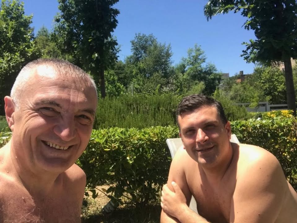 “I kërkoi djalit të marrë rrobat”! Kryemadhi kujton momentin kur Meta iku nga shtëpia… se i kisha kërcënuar gruan e Blushit