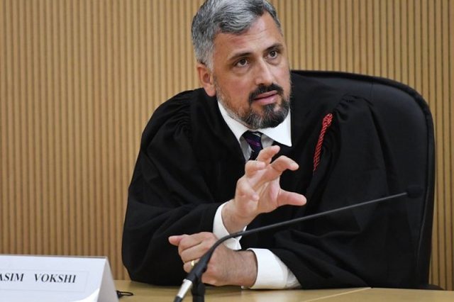 Gjyqtari Asim Vokshi thyen heshtjen pas akuzave për “agjent sekret”: Interesa malinje për garën në Kushtetuese