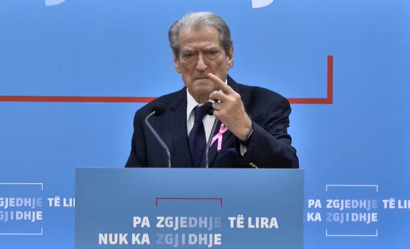 Pyetja e avokatit për demokratët berishistë: Akoma do e mbani Saliun si kryetar të Partisë Demokratike?