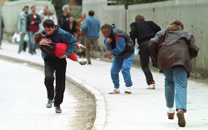 Italian shkuan turistë për të vrarë për qejf me snajper?! Prokuroria e Milanos hap dosjen e vrasjes së civilëve në Bosnjë në vitin 1990