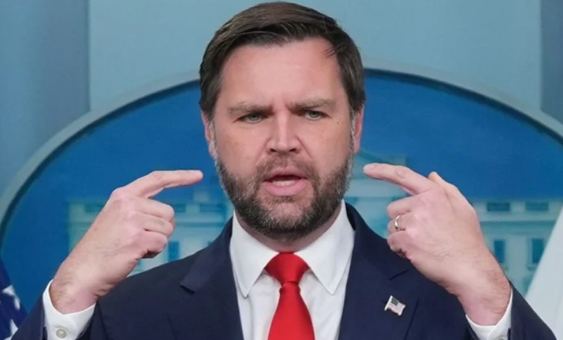 Aksidentohet autokolona e J.D Vance, një oficer policie në gjendje të rëndë