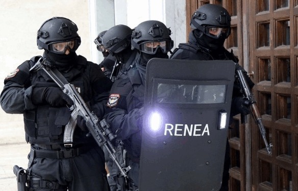 Policia shkon të arrestojë shumë të kërkuarin Aldo Avdyli, por troket te dera e ministrit…