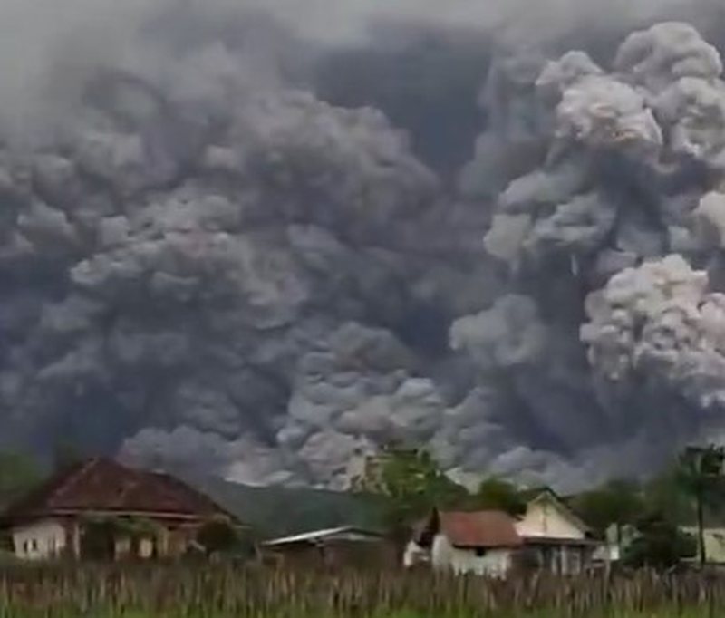 VIDEO/ Shpërthen vullkani Semeru në Indonezi! Pamjet e frikshme, “ortekë” llave, hiri dhe tymi