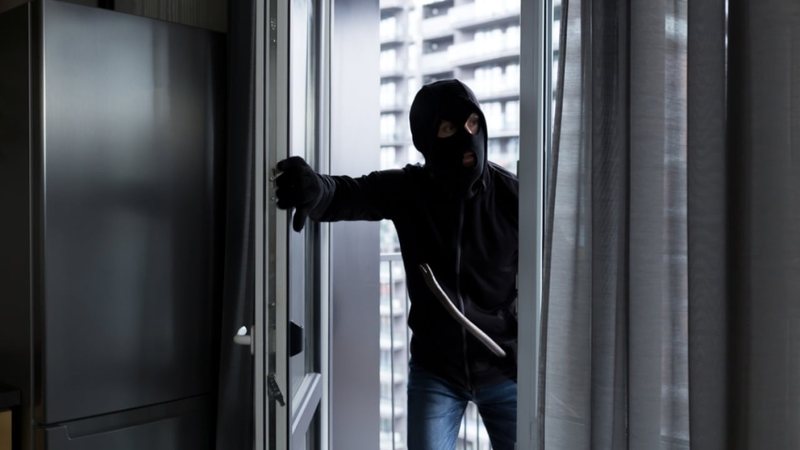 Hajduti bie nga çatia, pronari i shtëpisë e shpëton i jep ndihmën e parë