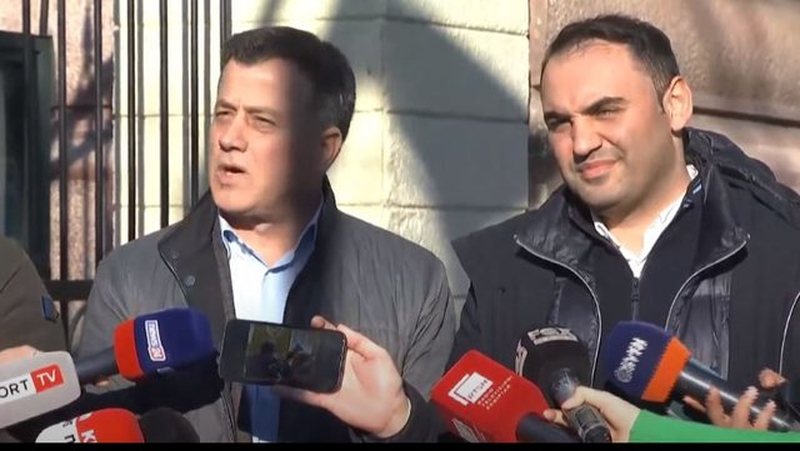 “Na duhen para për molotovë”! Gazetari sqaron se kush prej deputetëve të PD-së komunikon me Berberin