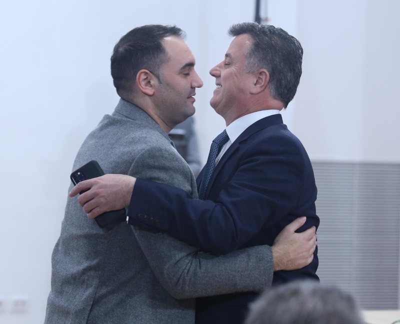 Muli diskuton me Lelon mbi akuzat e portalit të Zenit