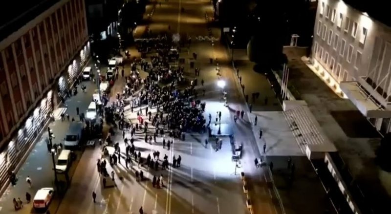 VIDEO/ Qesharake! Protesta e Berishës si në ballkon edhe në bulevard, e njejta çetë “protestuesish”