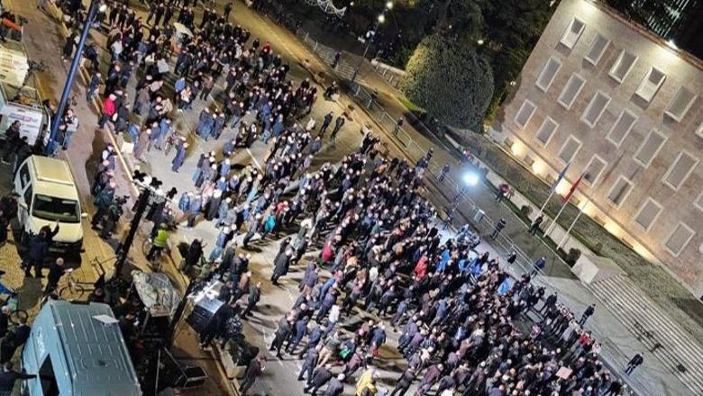 E vetmja opozitë në botë që proteston natën, pasi qeveria ka mbyllur zyrat dhe është në shtëpi