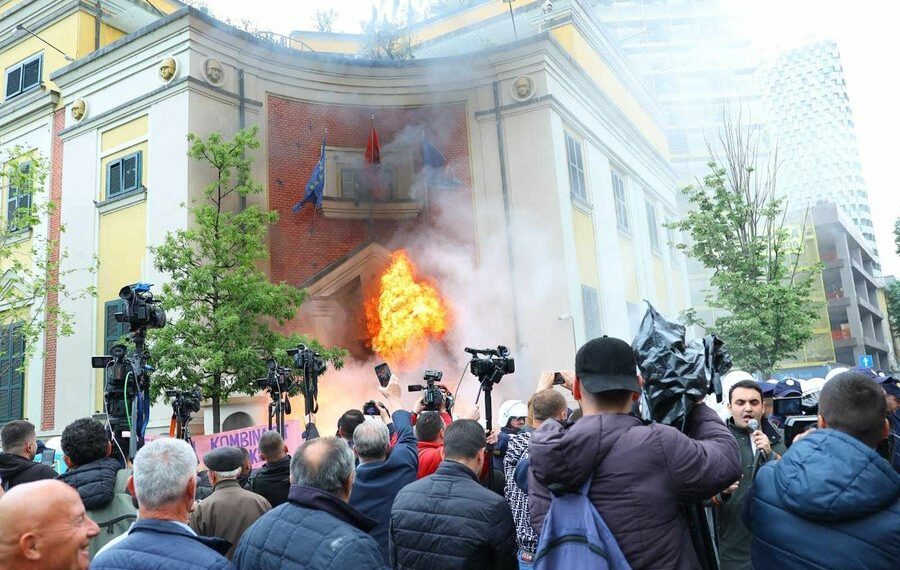 Ja si Belinda Balluku financoi njerëzit e PD për të hedhur  “molotov” në Bashkinë e Tiranës…