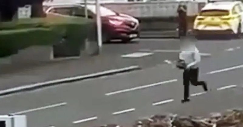 Shqiptari me sharrë elektrike në dorë ndjek policët britanikë në mes të rrugës