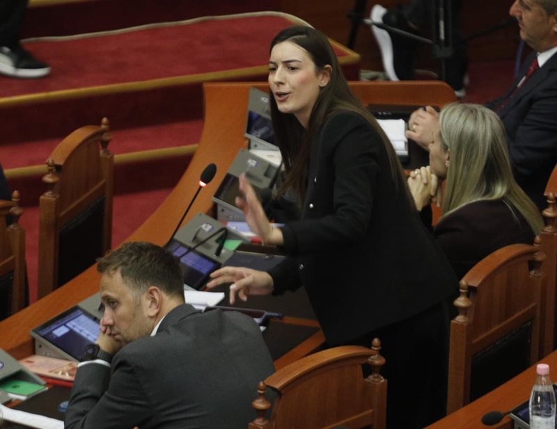 Shpifje e ulët nga mediat e Saliut dhe Gazit! Deputetja Zegjine Çaushi reagon pas lajmeve të qëllimshme bullizuese: S’kam qenë kurrë rojtare, por juriste e diplomuar ekselnet Shpifje e ulët nga mediat e Saliut dhe Gazit! Deputetja Zegjine Çaushi reagon pas lajmeve të qëllimshme bullizuese: S’kam qenë kurrë rojtare, por juriste e diplomuar ekselnet