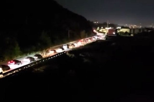 Aksident masiv pranë tunelit të Krrabës, përfshihen 10 automjete, kaos në trafik Aksident masiv pranë tunelit të Krrabës, përfshihen 10 automjete, kaos në trafik