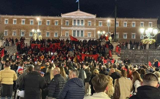 Qendra e Athinës “vishet” kuq e zi, mijëra shqiptarë festojnë Ditën e Pavarësisë Qendra e Athinës “vishet” kuq e zi, mijëra shqiptarë festojnë Ditën e Pavarësisë
