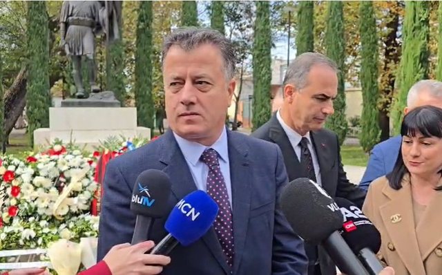 Komentuesit “masakrojnë” Flamur Nokën për gafën epike dhe përjashtimin e anëtares së PD-së Komentuesit “masakrojnë” Flamur Nokën për gafën epike dhe përjashtimin e anëtares së PD-së