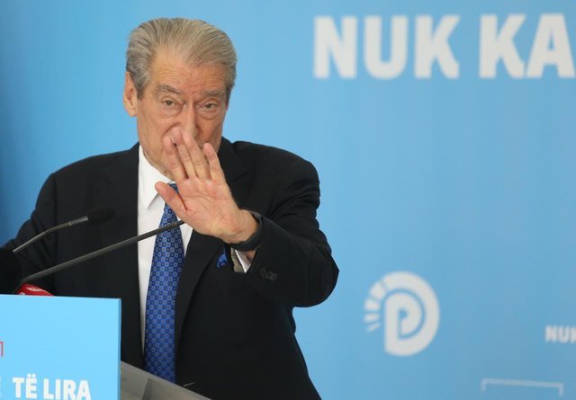 Hajdutët të kthejnë paret! Ish ministri: Sali Berisha endet kuturu midis SKAP-it dhe SPAK-ut, sipas hallit të çastit Hajdutët të kthejnë paret! Ish ministri: Sali Berisha endet kuturu midis SKAP-it dhe SPAK-ut, sipas hallit të çastit