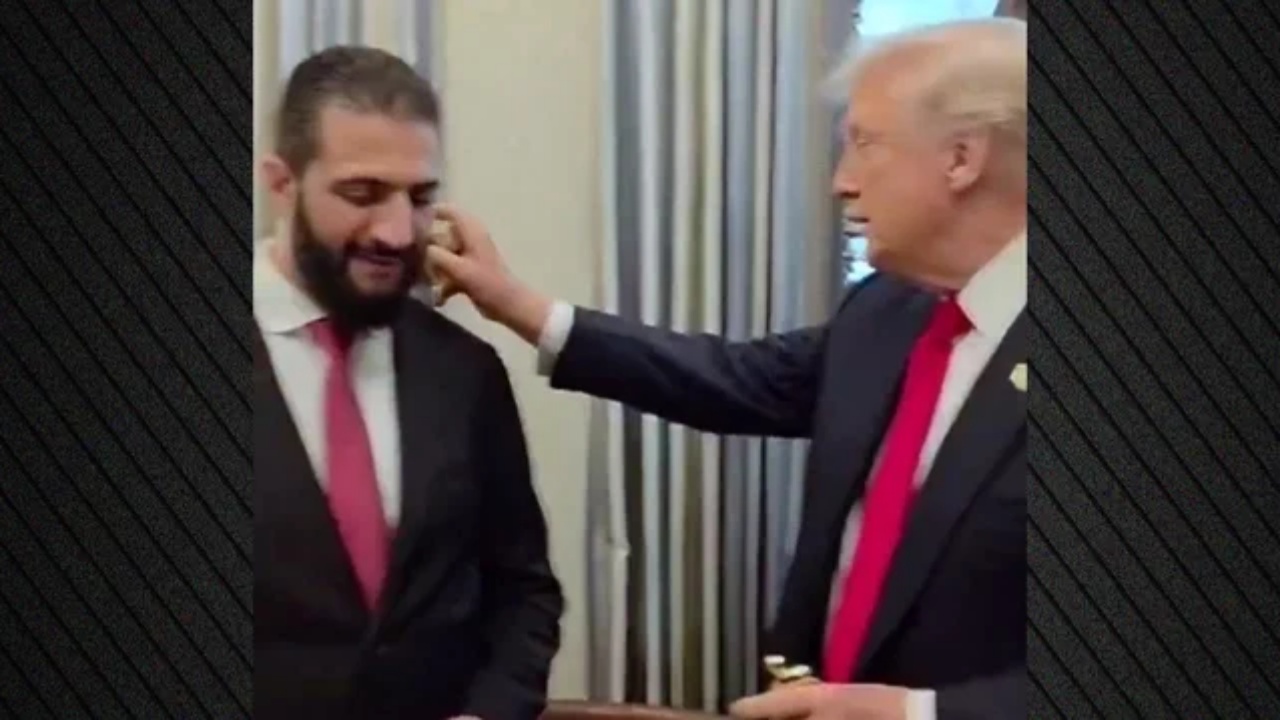 VIDEO/ Trump spërkat me parfum dhe vë në siklet homologun sirian Ahmed al-Sharaa: Sa gra ke? VIDEO/ Trump spërkat me parfum dhe vë në siklet homologun sirian Ahmed al-Sharaa: Sa gra ke?