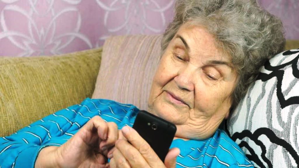 Njihuni me ata që janë vërtet të varur nga ekranet, të moshuarit Njihuni me ata që janë vërtet të varur nga ekranet, të moshuarit