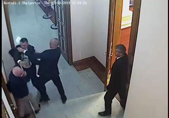 Deputeti “Koburja” sulmon Nanon pas vdekjes: I bëri shumë dëme Shqipërisë, Zoti pastë mëshirë për të Deputeti “Koburja” sulmon Nanon pas vdekjes: I bëri shumë dëme Shqipërisë, Zoti pastë mëshirë për të