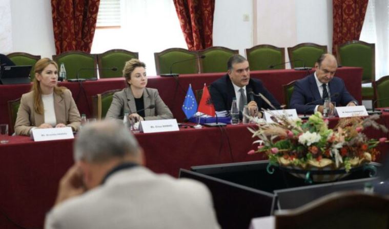 Kryemadhi sulmon PL-në: Ka një tavolinë me 4 fytyra, mendojnë se bëjnë politikë duke… Kryemadhi sulmon PL-në: Ka një tavolinë me 4 fytyra, mendojnë se bëjnë politikë duke…