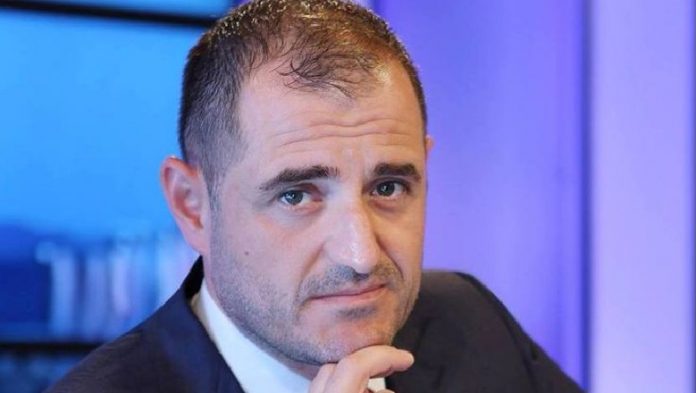 “Ervin, sqaro pse…”?! Çim Peka: Guida jote nëpër salla është për ta mbajtur Mulin, jo për ta larguar “Ervin, sqaro pse…”?! Çim Peka: Guida jote nëpër salla është për ta mbajtur Mulin, jo për ta larguar