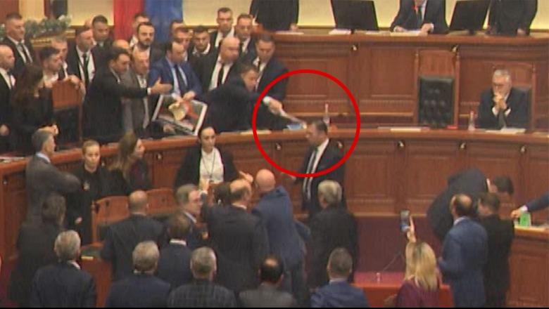 Kaosi në Kuvend, media greke citojnë tutorin e Belerit, Berisha: Jehonë përplasjes së opozitës me Gardën Kaosi në Kuvend, media greke citojnë tutorin e Belerit, Berisha: Jehonë përplasjes së opozitës me Gardën