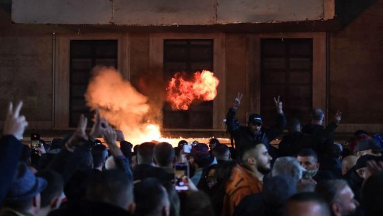 Protesta me molotov e Berishës para kryeministrisë, 4 në pranga! Nis hetimi për 6 të tjerë