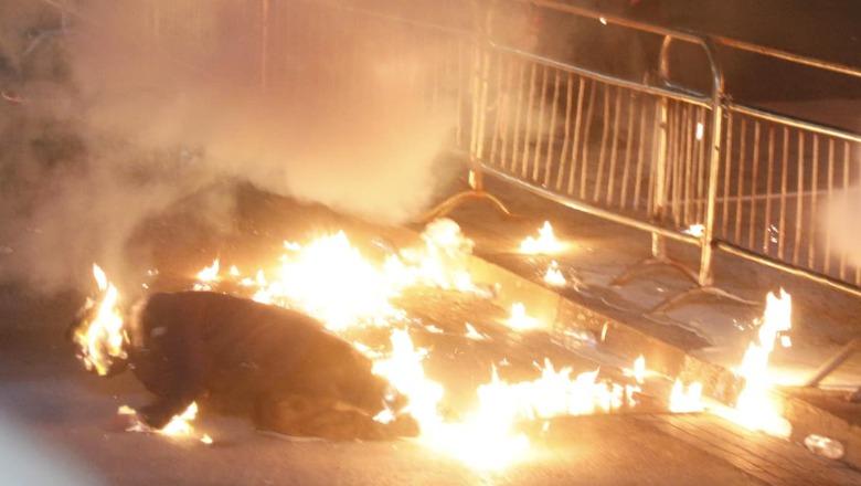 Protestuesi merr flakë nga molotovët që hodhën militantët e Berishës drejt Kryeministrisë e fik polici(Video)