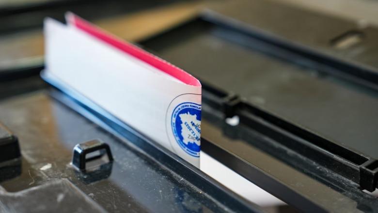 Kosovë/ Numërohen mbi 98% e votave në zgjedhjet e parakohshme: Kurti kryeson me 49.47%, ndiqet nga PDK me 21.08%, LDK forcë e tretë