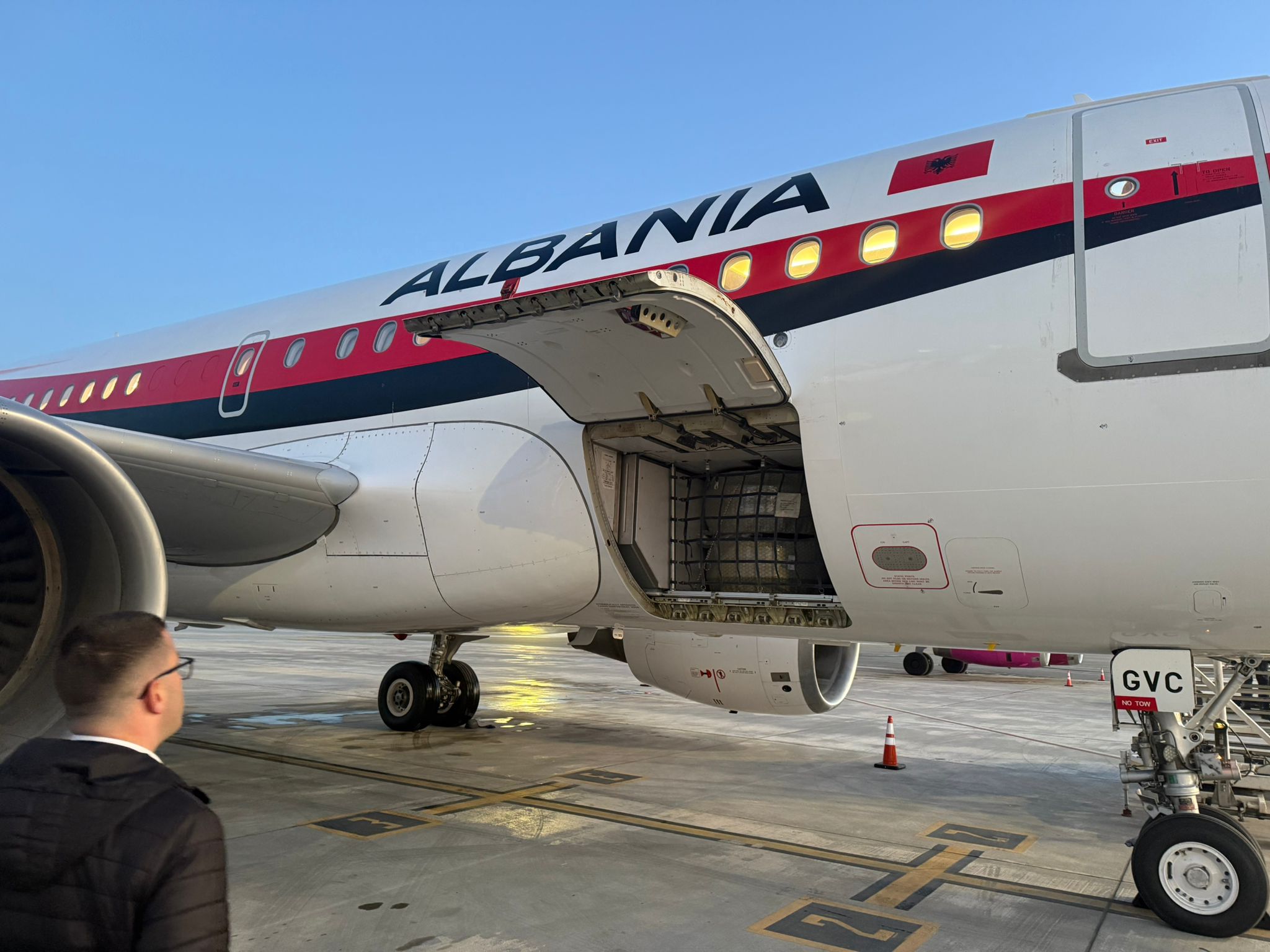 Po na zë kolera, vlonjatët 4 ditë pa ujë! Mbërrijnë në Rinas nga Turqia pjesët për rregullimin e defektit Po na zë kolera, vlonjatët 4 ditë pa ujë! Mbërrijnë në Rinas nga Turqia pjesët për rregullimin e defektit