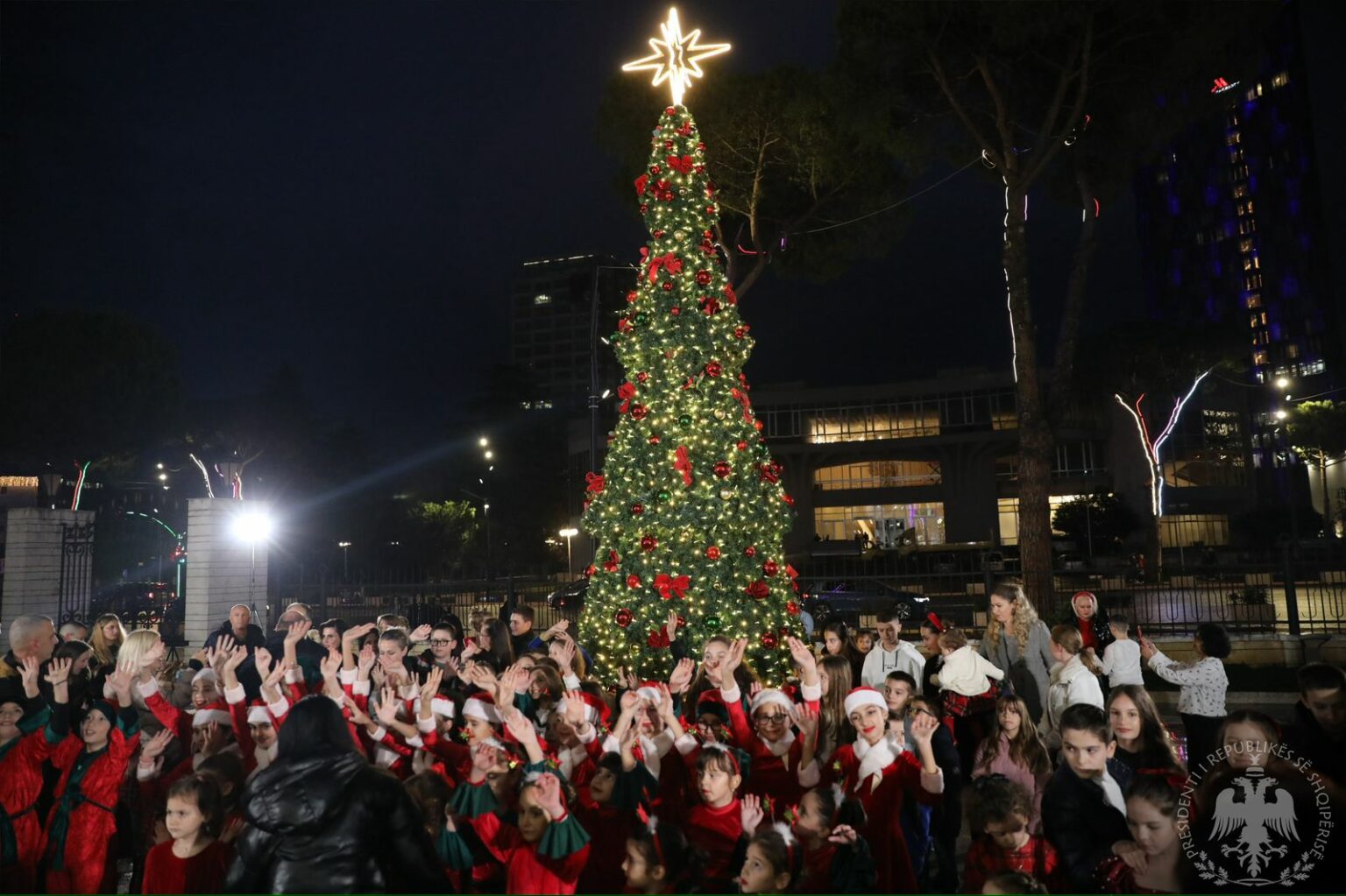 Ceremoni plot emocion dhe ngjyra! Ndizen dritat e pemës e Vitit të Ri në disa qytete