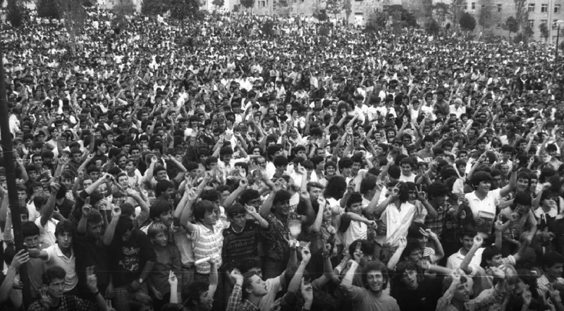 Sot Dita Kombëtare e Rinisë, 8 Dhjetori që ndryshoi Shqipërinë. Si rinia nisi epokën e demokracisë 35 vite më parë Sot Dita Kombëtare e Rinisë, 8 Dhjetori që ndryshoi Shqipërinë. Si rinia nisi epokën e demokracisë 35 vite më parë