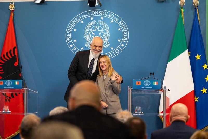 Meloni vlerëson marrëveshjen me Shqipërinë për emigrantët Meloni vlerëson marrëveshjen me Shqipërinë për emigrantët