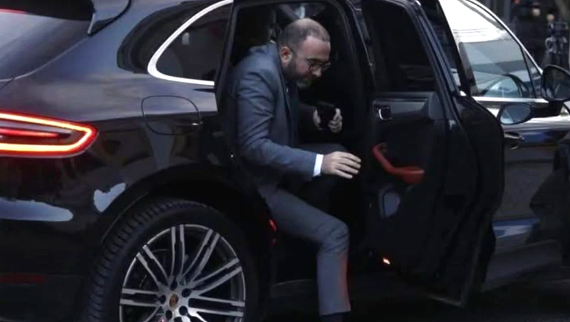 Murrizi publikon foton dhe ironizon Bardhin: O vemje pika që s’ju bie, rrini edhe në sediljen mbrapa të dukeni të rëndësishëm Murrizi publikon foton dhe ironizon Bardhin: O vemje pika që s’ju bie, rrini edhe në sediljen mbrapa të dukeni të rëndësishëm