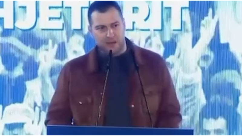 Lodhet kot Salianji me shokë, i riu Eskiu qesharak në foltoren para kryeministrisë: Kjo është parti e Sali Berishës Lodhet kot Salianji me shokë, i riu Eskiu qesharak në foltoren para kryeministrisë: Kjo është parti e Sali Berishës