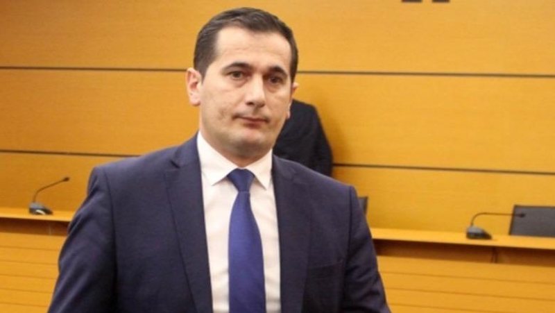 Andi Bushati: Zgjedhja e Klodian Brahos, një teatër mediokër Andi Bushati: Zgjedhja e Klodian Brahos, një teatër mediokër