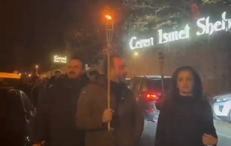 VIDEO/ Çmendet çuni i Fahriut, shfaqet me pishtar në dorë rrugëve të Tiranës në drejtim të Surrelit