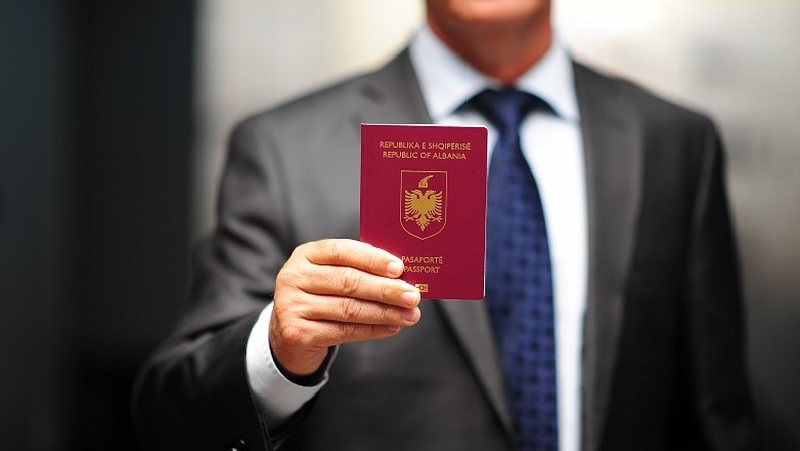 Pasaporta shqiptare ngjitet në renditjen globale mes vendeve me liri udhëtimi me mesatare të lartë