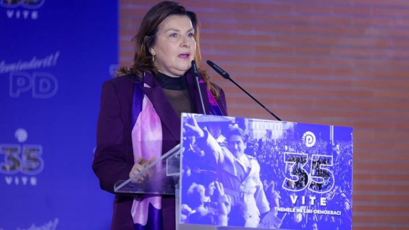 Aktorja Rajmonda Bulku bëhet qesharake, shpërthen në histeri me elozhe për Berishën: Ne do vazhdojmë t’i u besojmë