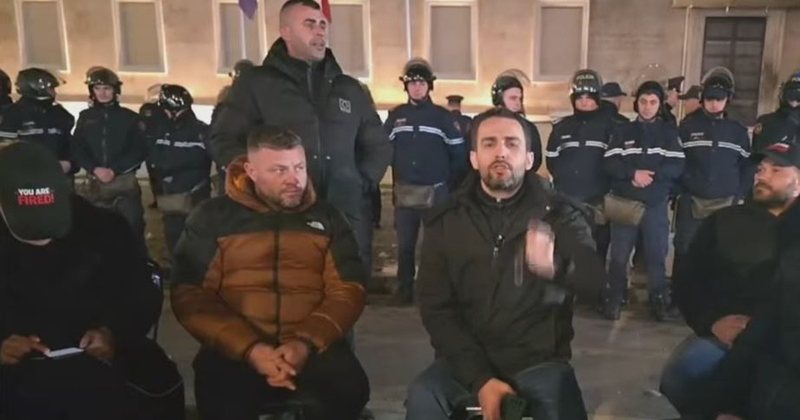 Kemi të njejtin hall, kemi armik të përbashkët! Lapaj rikthehet me karrige në dorë në para Kryeministrisë pas largimit të Berishës