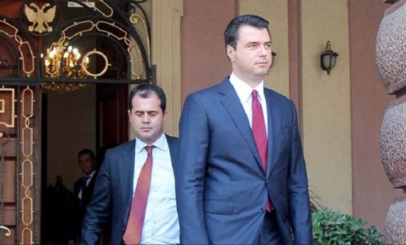 Oerd Bylykbashi në “delir” me herozmin e tij si ushtar i Berishës: Atë që nuk bëra në dhjetor ’90 kundër Ramizit, e bëra në dhjetor 2021 duke rrëzuar Bashën Oerd Bylykbashi në “delir” me herozmin e tij si ushtar i Berishës: Atë që nuk bëra në dhjetor ’90 kundër Ramizit, e bëra në dhjetor 2021 duke rrëzuar Bashën