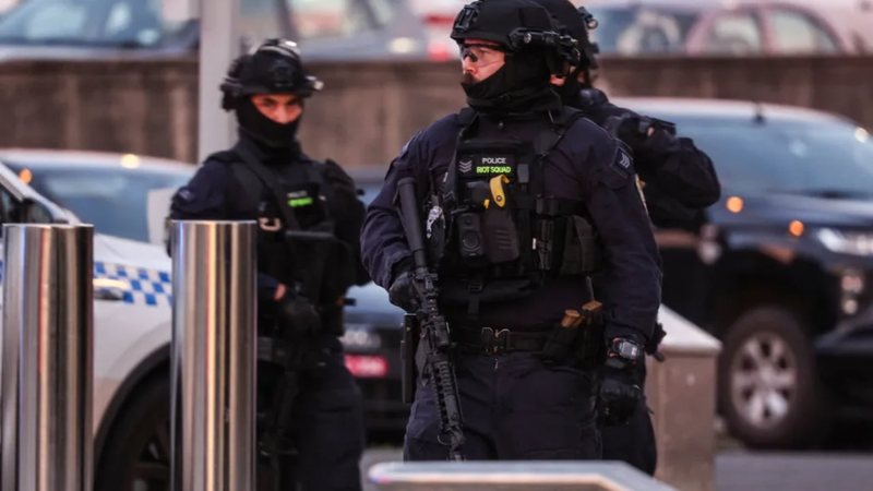 Zbardhen detajet nga sulmi terrorist në Australi: Autorët e masakrës ishin babë e bir, në vendngjarje edhe një flamur i ISIS Zbardhen detajet nga sulmi terrorist në Australi: Autorët e masakrës ishin babë e bir, në vendngjarje edhe një flamur i ISIS