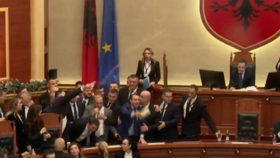 Këta me kokrrën e ullirit dolën para pasqyrë Këta me kokrrën e ullirit dolën para pasqyrë